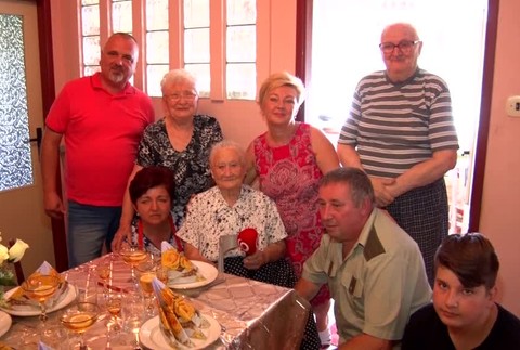 [multi] Najradšej číta knihy a potrpí si na domáce jedlo. Anna oslávila okrúhlych 100 rokov 298