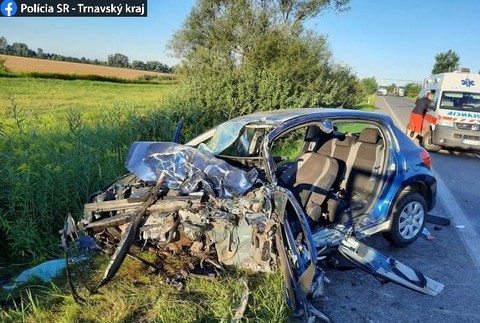 Na ceste za Kútmi vyhasol ďalší život. Vodič osobného auta zrážku neprežil