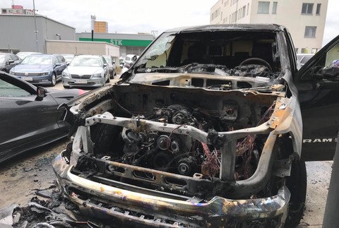 Podpaľač zapálil luxusné autá