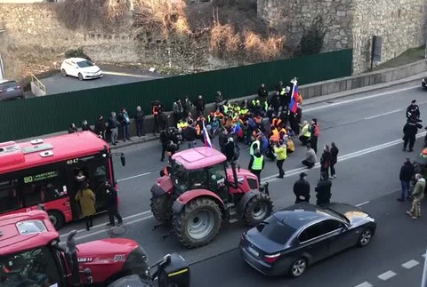 [multi] Farmári na Staromestskej ulici 64