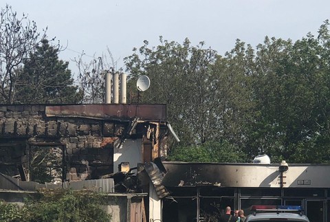 Oheň v ružinovskej ubytovni si vyžiadal dva životy. Policajti s hasičmi stále zisťujú príčiny požiaru