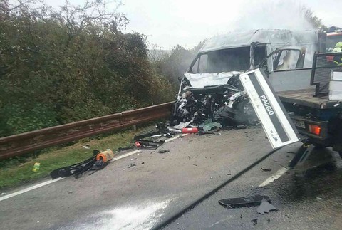 Po zrážke dodávok prišli o život dvaja ľudia. Zasahovať musel aj vrtuľník