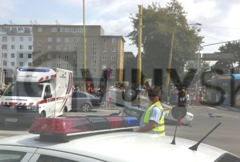 Policajt na policajnom aute havaroval a prevrátil sa