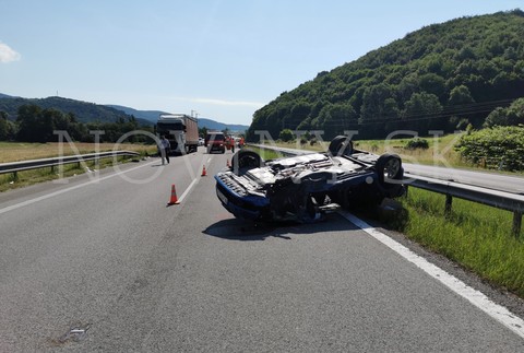 Vážna nehoda na R1. Vodiča auta previezli do nemocnice, cestu uzavreli