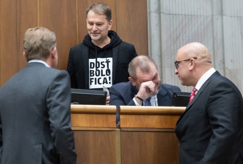 44. schôdza Národnej rady SR - mimoriadna. Vyslovenie nedôvery ministrovi dopravy SR Jozefovi Rážovi.