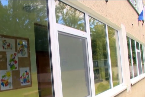 Záhadný muž so zbraňou prechádzal chodbami materskej školy 