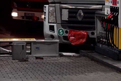 [multi] Opitý kamionista 3674