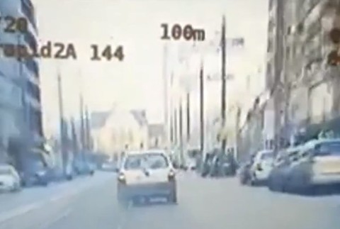 Pri zatýkaní hrýzol.