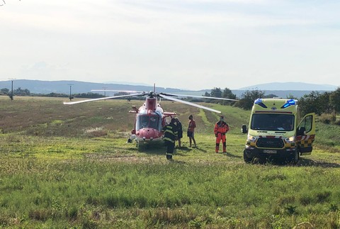 Pri Michalovciach sa zrazili autá a autobus. Na miesto smerovali leteckí záchranári