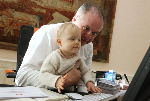Prezident Andrej Kiska so svojou vnučkou Miou3.jpg