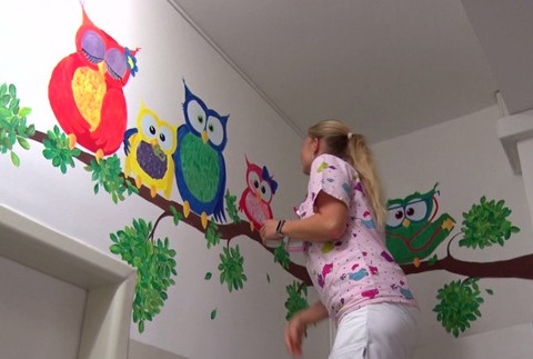 Detská lekárka sa po službe v nemocnici mení na maliarku. Pacientom na stenách vytvára takéto obrazy