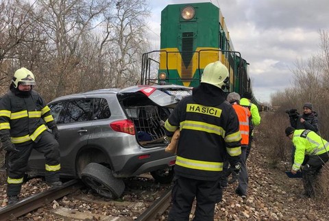 Nehoda na železničnom priecestí. Vlak tlačil auto pred sebou niekoľko metrov