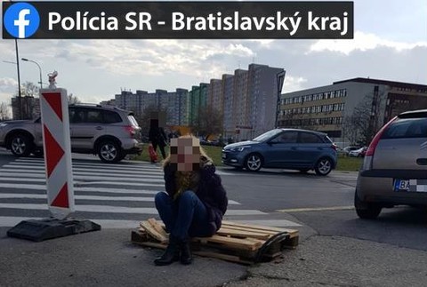 Opitá vodička narazila do matky s kočíkom v ktorom bolo dvojmesačné dieťa