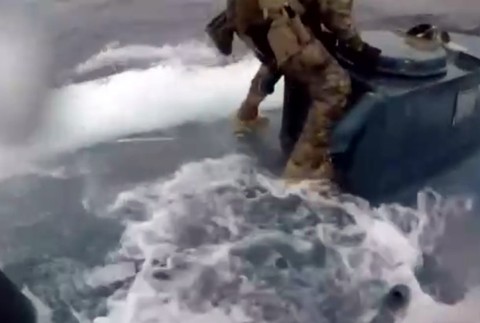 VIDEO: Dramatické zábery zo zásahu proti pašerákom. Na palube ponorky mali 8 ton kokaínu