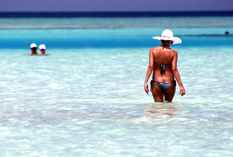 žena kráča do mora