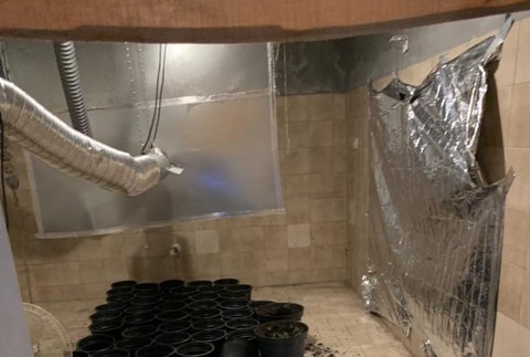 Cigarety, zbrane aj drogové laboratórium. Kukláči zasahovali v Michalovciach