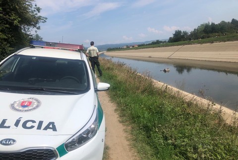Hasiči vytiahli z Hričovského kanála auto. Našli v ňom telo