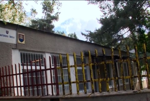 Záhadný muž so zbraňou prechádzal chodbami materskej školy 