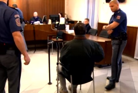 Súd poslal za mreže 71-ročného českého dôchodcu. Odsúdil ho za terorizmus