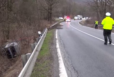 Neďaleko Novák sa prevrátil kamión. Vodič musel vykopnúť čelné sklo