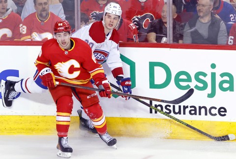 Juraj Slafkovský (vpravo) z Montrealu Canadiens a Andrew Mangiapane z Calgary Flames