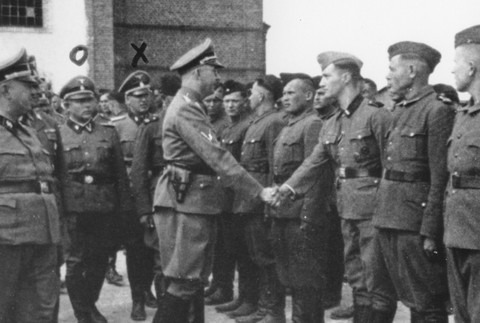 Heinrich Himmler si podáva ruku s novými dozorcami v koncentračnom tábore Trawniki v Poľsku