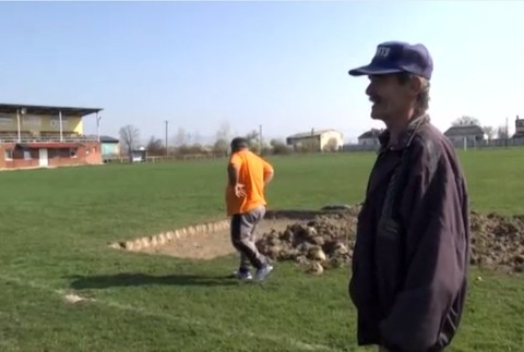Futbalový klub rieši vážny problém. Na ihrisku im majiteľ vykopal obrovské diery