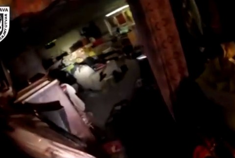 VIDEO: Zásah kukláčov v Chorvátskom Grobe. Zadržali 32- ročného muža