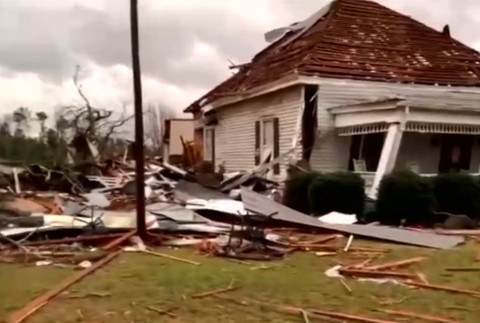 VIDEO: Ničivé tornádo zasiahlo Alabamu. Vyžiadalo si najmenej 22 životov