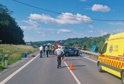 Nehoda kamióna a auta pri Podzámčoku