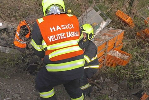 Prevrátený kamión s hydinou