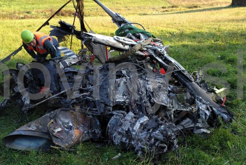 Odvážanie trosiek zrúteného záchranárskeho vrtuľníka