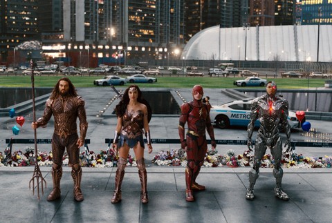 Film_Box_Office_01900-8c20987ec2e24d23bc31e581c8df1d82