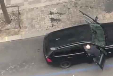 Surový počin taxikára. Z auta vyhodil slepú ženu, lebo mu prekážal jej vodiaci pes