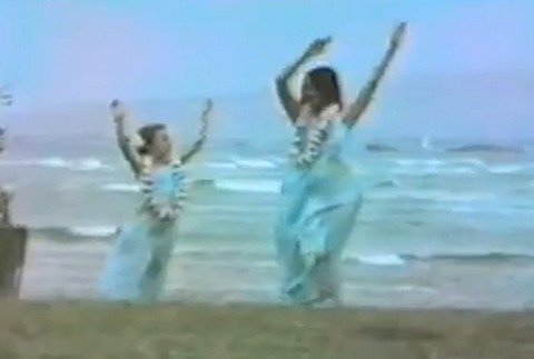 mala angelina s mamou na plazi tancuje