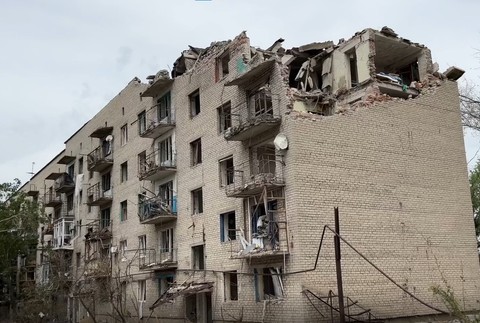 Útok na obytný dom si vyžiadal najmenej 15 obetí