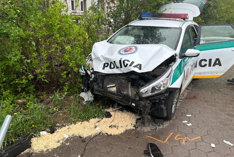 Zrážka osobného auta s policajtmi (3)