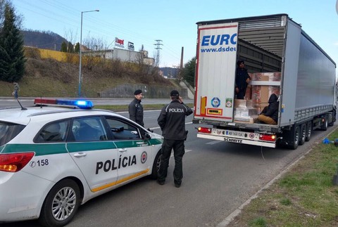 Policajti Zvolen kamión utečenci 3