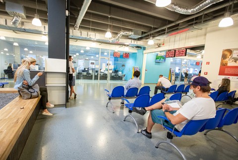 Nákupné centrá aj kultúra ožívajú.