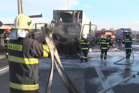Pri Prešove horel počas jazdy kamión