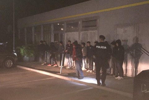 Policajti našli v dodávke 16 osôb