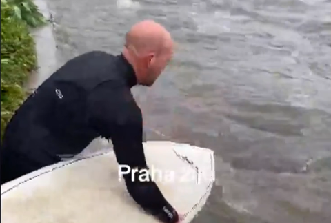 Surfer alebo skokan: Ľudia počas záplavy hazardujú so svojim životom 