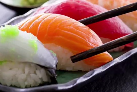 Muž na svoju závislosť na sushi trpko doplatil2883