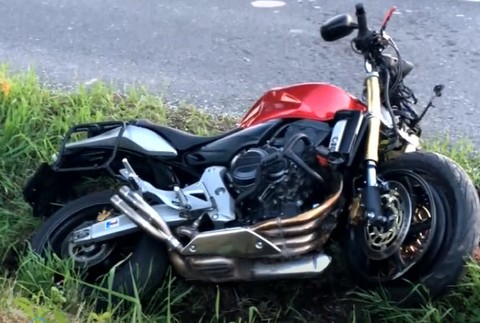 Jazda na oslavy dňa detí sa skončila nehodou. Motorkára po náraze vymrštilo