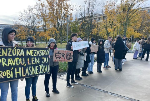 protest študenti žurnalistiky urad vlady (2)