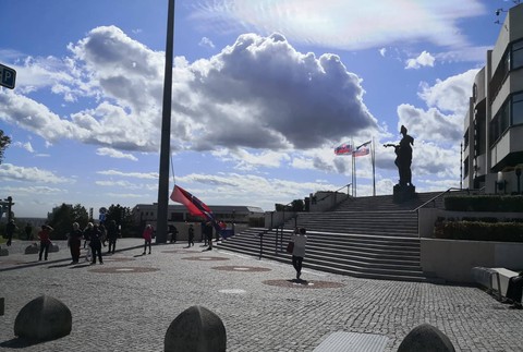 Silný vietor strhol vlajku na Dankovom stožiari