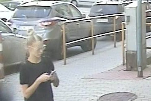 Žena mala odcudziť peniaze z bankomatu