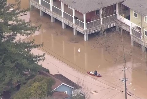 Kalifornia bojuje so záplavami. Pod vodou je 2000 budov a tisíce ľudí museli evakuovať