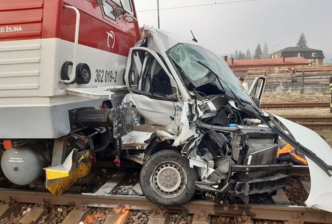 Tragická nehoda na železničnom priecestí. Zrážka s vlakom si vyžiadala dva životy