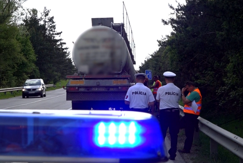 Nákladiaku sa odtrhla cisterna